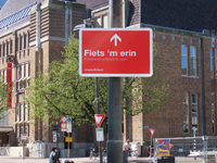 848772 Afbeelding van het richtingbord naar de nieuwe fietsenstalling onder Bibliotheek Neude (Neude 11), aan het begin ...